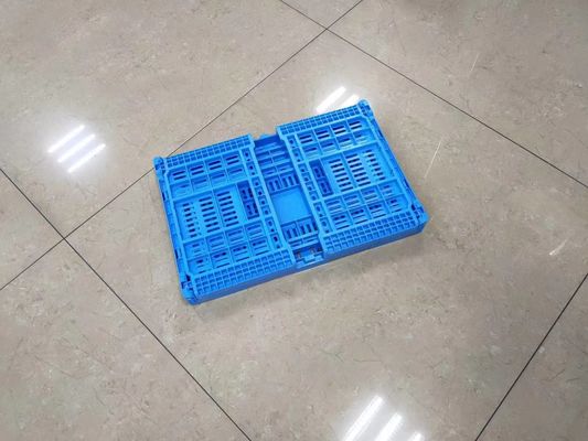 انباشته عمودی جعبه های پلاستیکی میوه و سبزیجات سطل های سبد حمل و نقل غذای تازه با سوراخ
