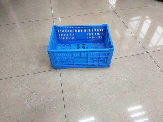 انباشته عمودی جعبه های پلاستیکی میوه و سبزیجات سطل های سبد حمل و نقل غذای تازه با سوراخ